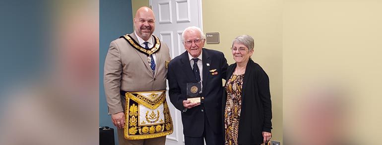 Don Muncy Receives 80 Year Pin